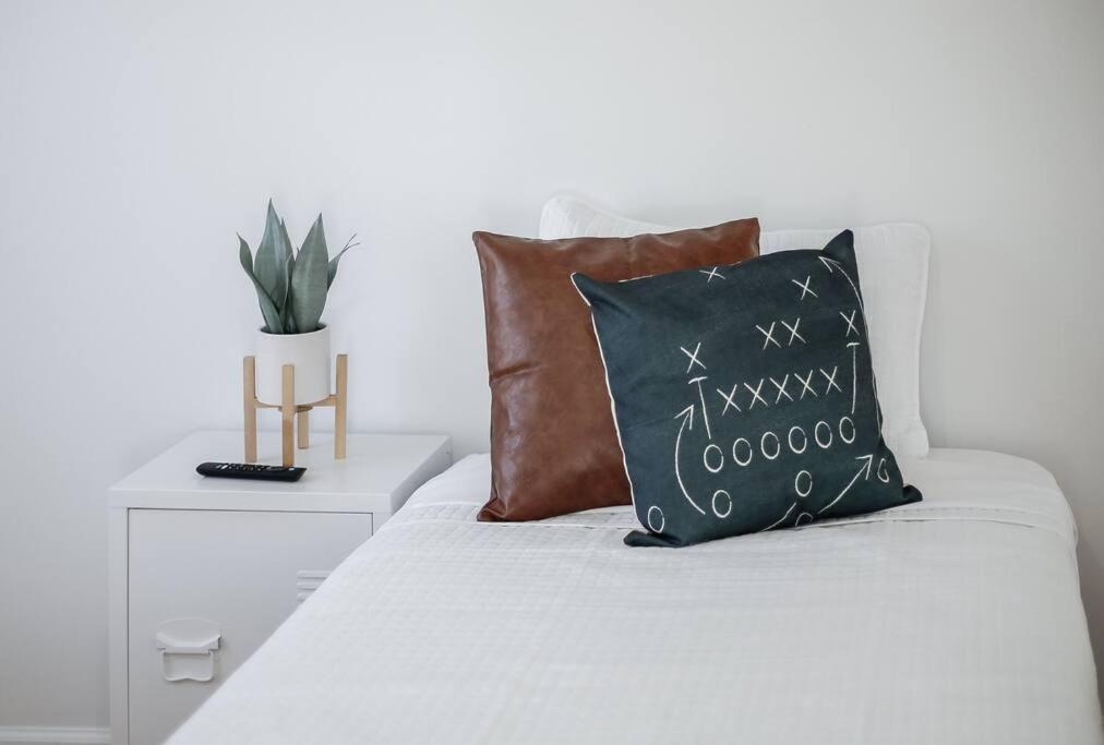 End Zone Escape-Light And Bright Hof Village Home Canton Bagian luar foto